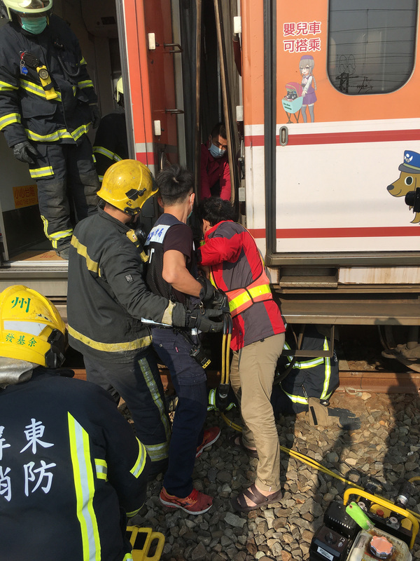 台鐵屏東潮州車輛基地檢車段18日進行車廂更換調車作業時，發生職安事故，一名調車員被兩車廂夾傷，送醫不治。（屏東縣政府消防局提供） (圖：中央社)