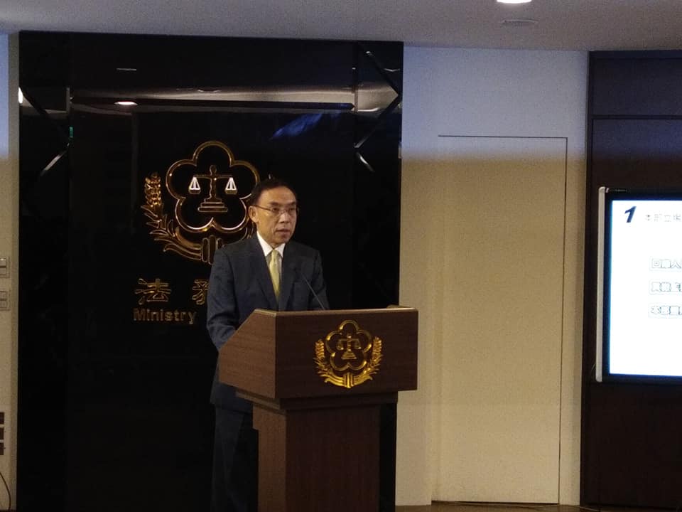 法務部長蔡清祥18日說明法務部就與翁茂鍾案有關的檢調人員的行政調查報告。（王韋婷攝）