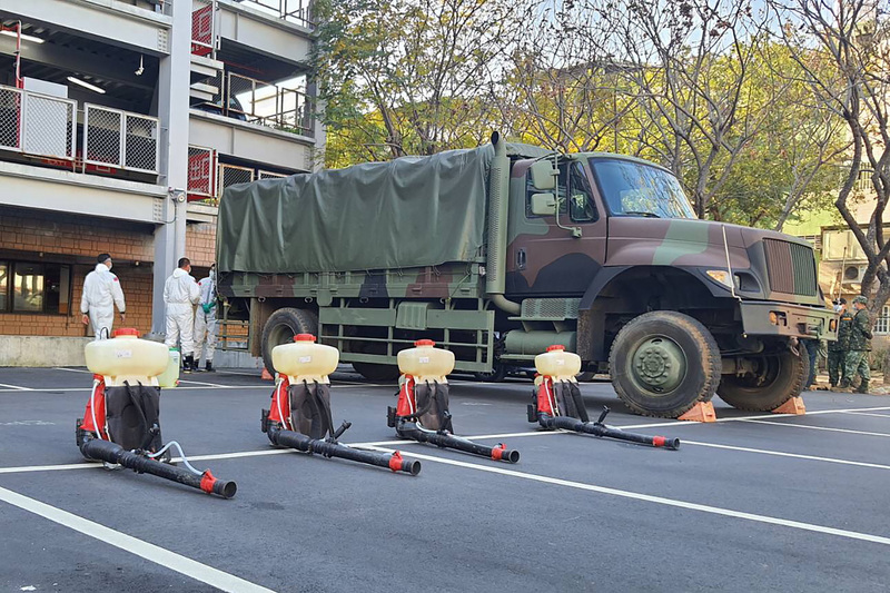 隸屬陸軍第六軍團指揮部的33化學兵群19日下午進駐桃醫逐層消毒。(圖：中央社)