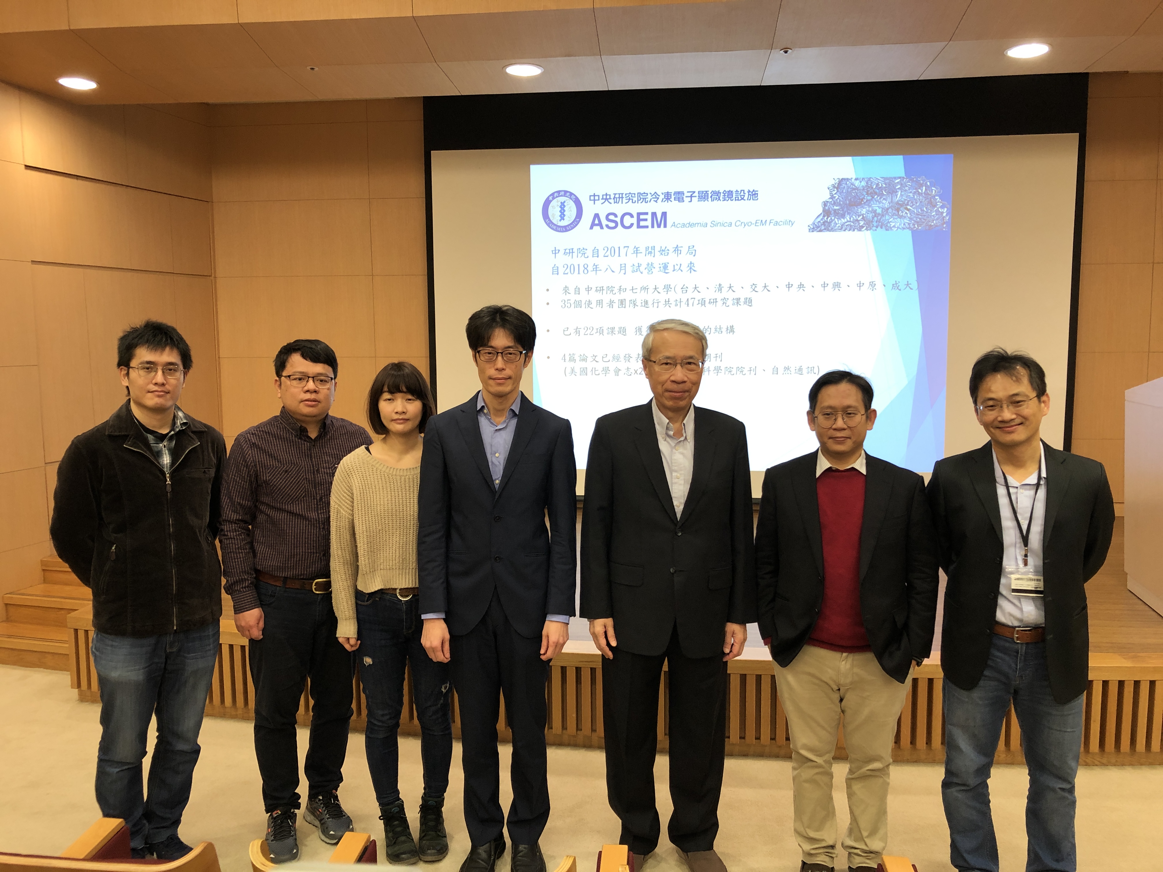 中研院今天(19日)指出，他們利用冷凍電顯技術和分子模擬，觀察到DMC1酵素可以協助不完美的DNA配對並達成完美的DNA互換，對未來研究不孕症、唐氏症，甚至基因缺陷都有幫助。研究成果於1月14日發表在國際頂尖期刊《自然通訊》（Nature Communications） 。(楊文君攝)