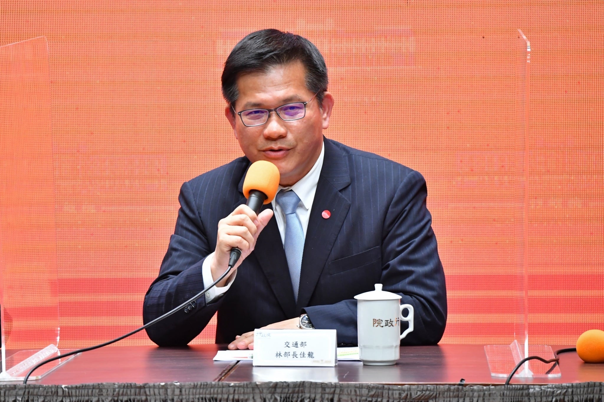 交通部長林佳龍3日接受媒體專訪時強調，「我們不是要代表中國，我們只是讓台灣不被中國代表」。(行政院提供)