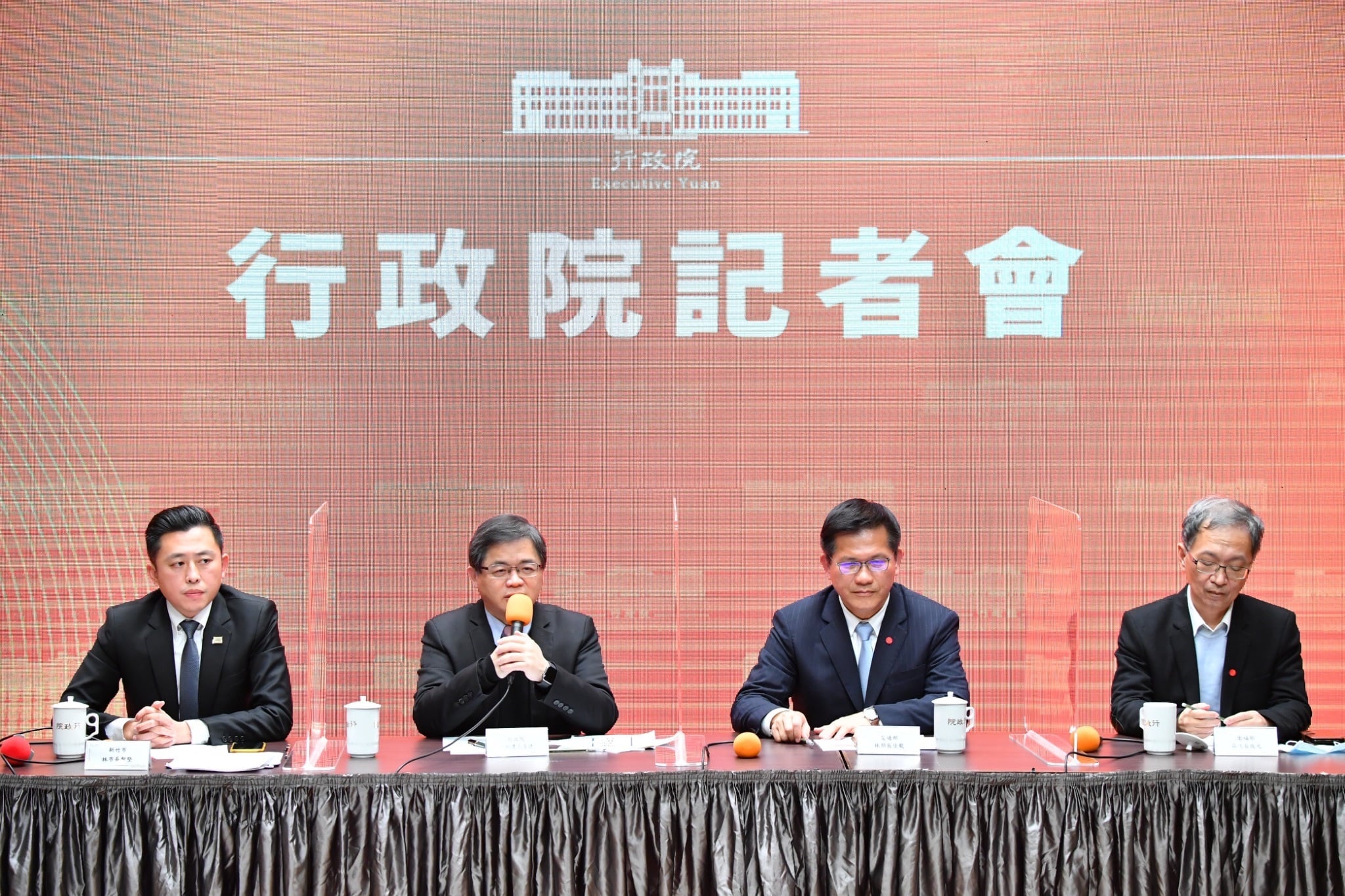 新竹市長林智堅19日在行政院表示，考量這次燈會屬於城市型燈會，難以落實防疫實聯制、限制飲食，加上竹科企業反映，經過與行政院長蘇貞昌和交通部長林佳龍協調後，決定停辦。(行政院提供)