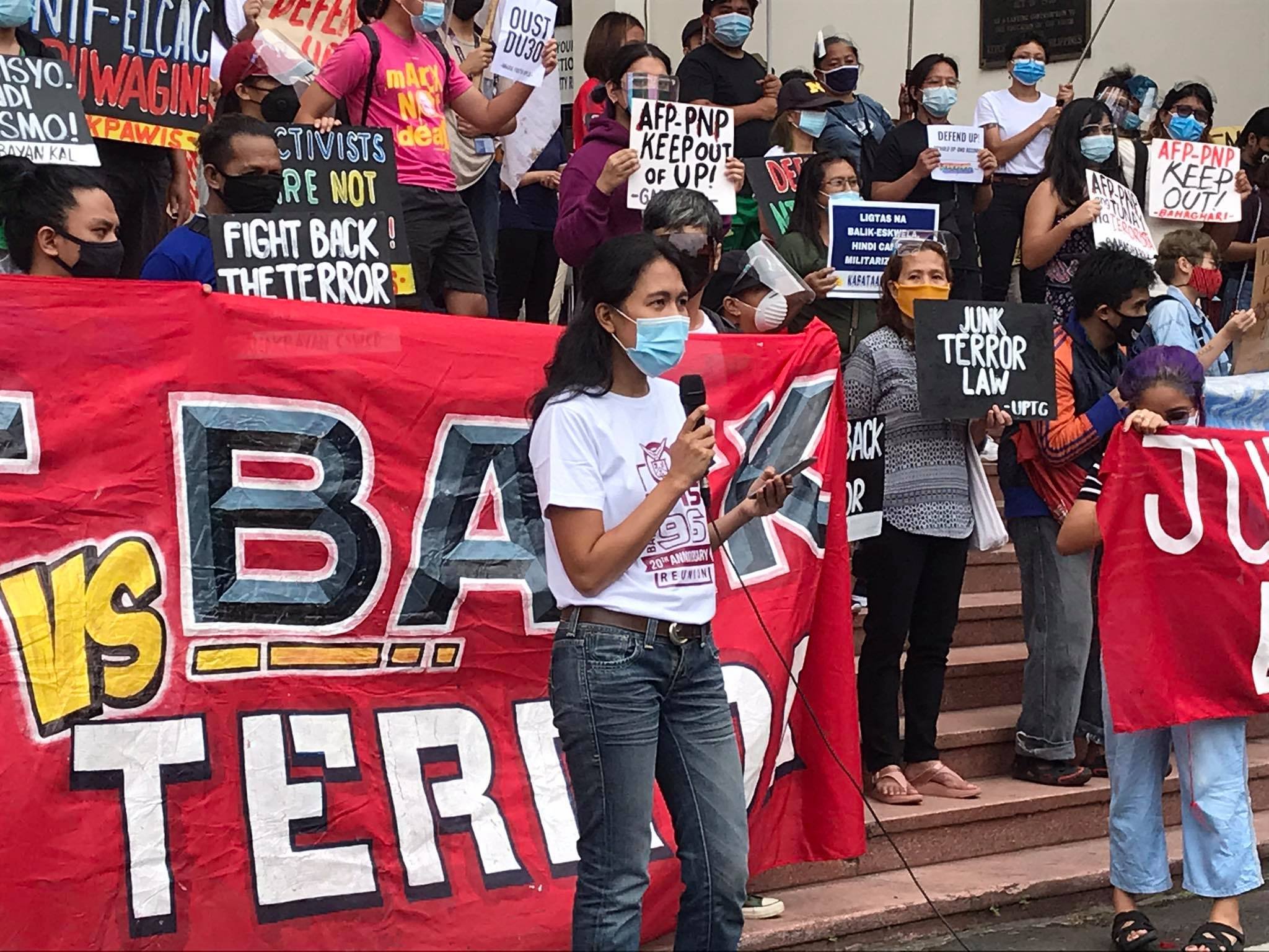 菲律賓學生和活動人士19日展開抗議，反抗政府決定允許安全部隊進入菲律賓的最大大學校園巡邏搜索。(推特)