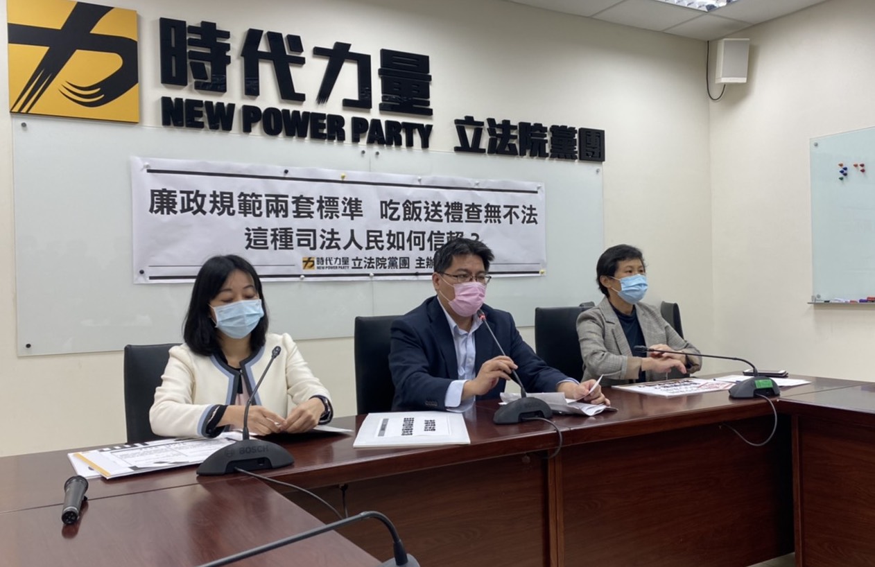 時代力量立法院黨團19日召開記者會，質疑涉及石木欽案的法檢調查標準不符合公務員倫理規範。(林詠青攝)