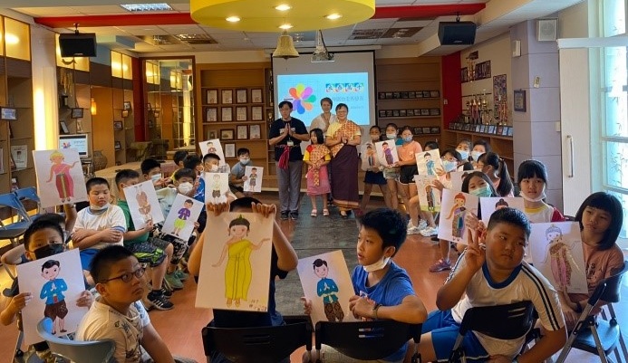 成州國小設計「衣『泰』萬千－台泰『友』文化」教案。(新北市教育局提供)