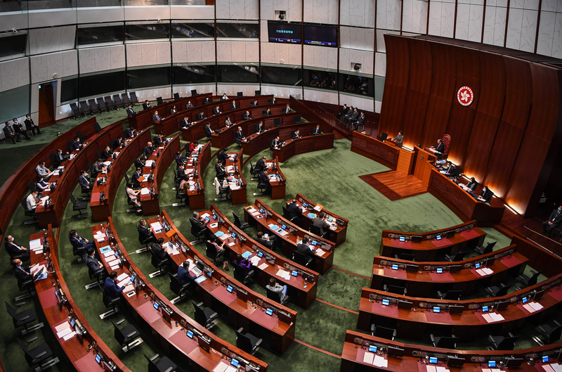 中國全國人大常委會20日起在北京舉行3天會議，事前有傳言指，可能會討論修改香港選制議題。人民日報海外版同步刊發評論，再次重申「愛國者治港」。圖為香港特首林鄭月娥赴立法會進行施政報告。（中通社資料照片）　 (圖：中央社)