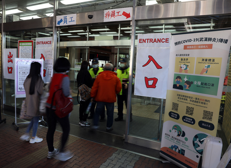 中央流行疫情指揮中心公布，除了先前已開放的加護、安寧、兒童等病房，即日起開放慢性病房探病，但以精神慢性病房為主，大多數住院的急性病房仍未開放。 (圖：中央社)
