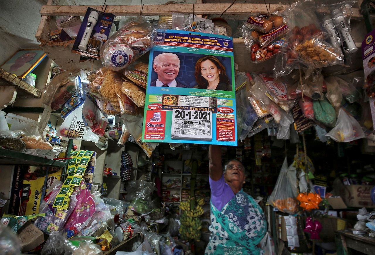 美國副總統當選人賀錦麗(Kamala Harris)的印度祖籍地村莊，以施放鞭炮和分發食物來慶賀她的就職。(路透社/達志影像)