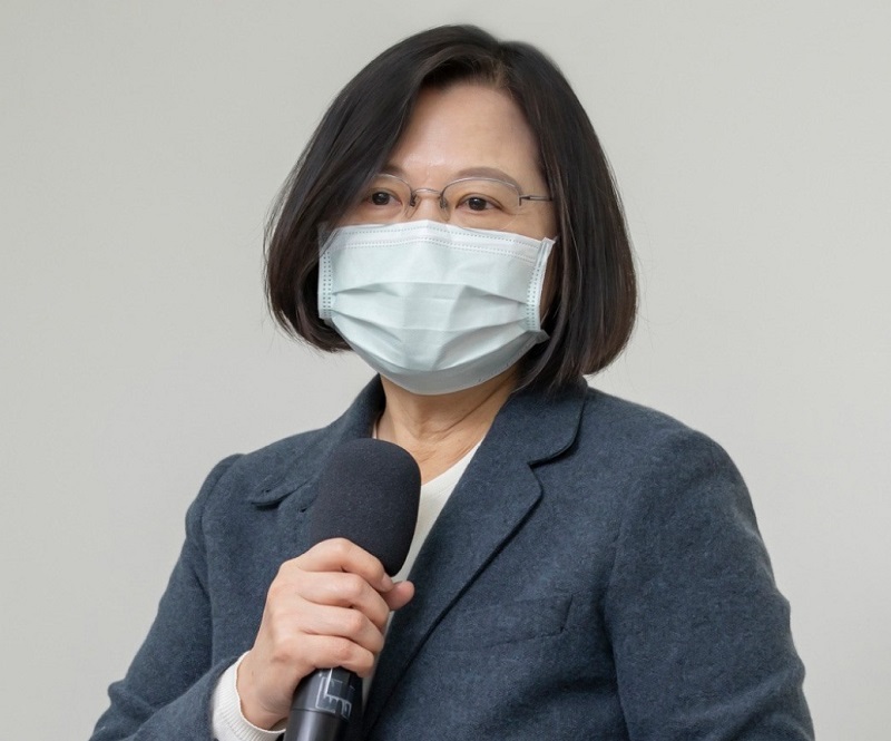 蔡英文總統23日南下台中出席活動時，強調桃園一直站在防疫第一線，桃園醫護人員最辛苦，要給桃園人加油一下。(圖：蔡英文總統臉書)