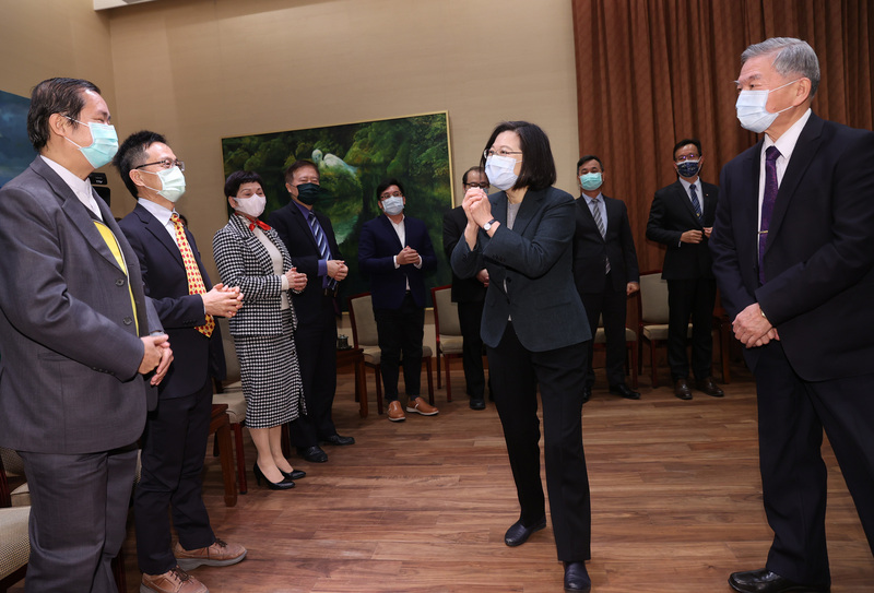 總統蔡英文（中）21日在總統府由行政院副院長沈榮津（右）陪同，接見中華民國太陽光電發電系統商業同業公會理監事幹部，並拱手致意。 (圖：中央社)