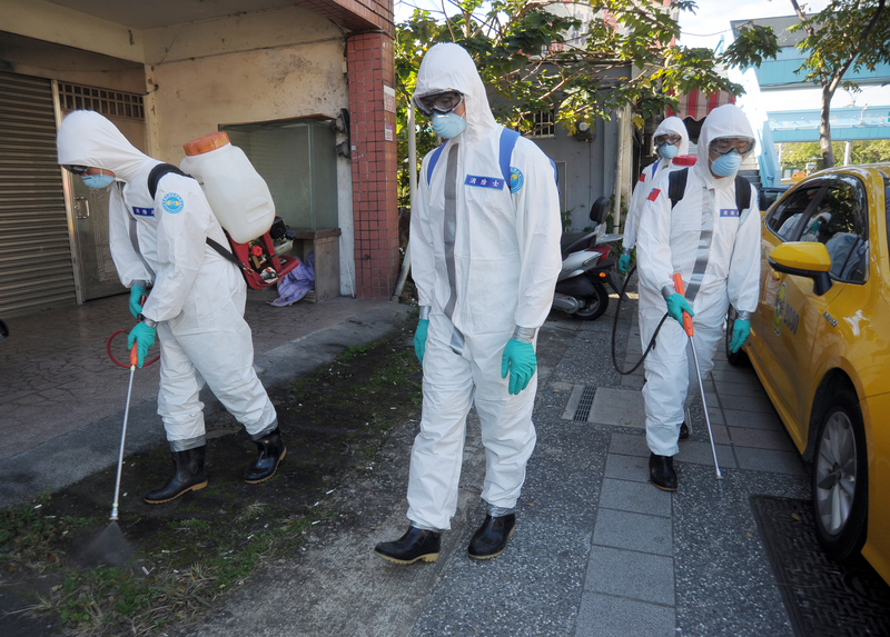衛福部桃園醫院武漢肺炎群聚案延燒，陸軍化學兵21日在桃醫周邊社區進行環境清潔消毒作業，守護市民健康安全。 (圖：中央社)