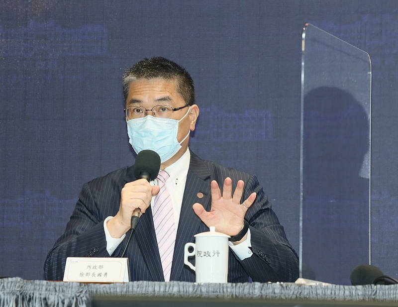 內政部長徐國勇21日指出，由於社會上對於數位身分證在資安及隱私保護方面多有建言，為回應社會各界的期待，決定先暫停數位身分識別證的換發作業，在訂定專法，取得社會共識後，再依法辦理。 (圖：中央社)