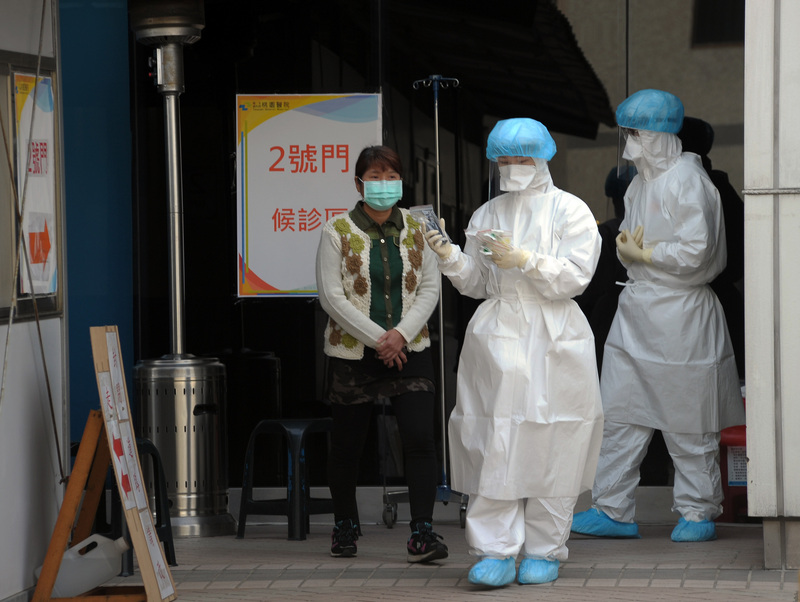衛福部桃園醫院武漢肺炎群聚案延燒，桃醫醫護人員在出入口外全副武裝、嚴陣以待，不敢有絲毫懈怠。 (圖：中央社)