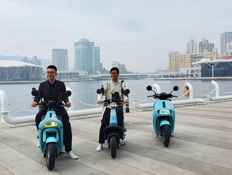 GoShare向高雄市政府交通局申請核准，21日起在高雄市投入700輛共享機車提供民眾租借，下午並在高雄電競館舉辦記者會，高雄市長陳其邁（中）出席並試乘。 (圖：中央社)