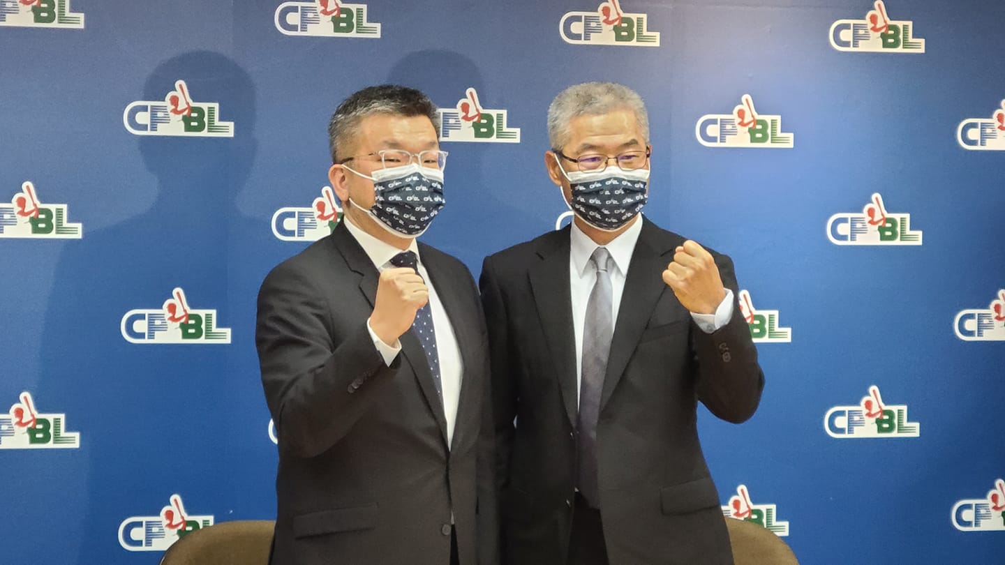 新任中華職棒大聯盟會長蔡其昌21日正式宣佈任命資深棒球人楊清瓏擔任聯盟秘書長。(江昭倫 攝)