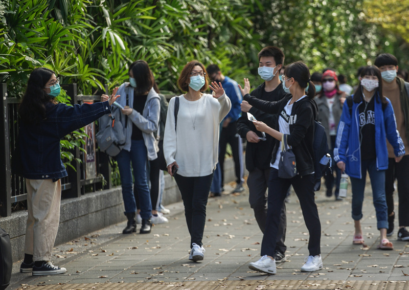 110學年度學科能力測驗22日登場，為配合防疫，不開放一般生親友陪考，家長與師長在考場外為考生加油打氣。 (圖：中央社)