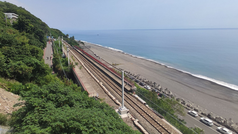 台東南迴線熱門景點多良車站，有著天海一色的景觀，每年吸引逾20萬人次到訪，造成環境衝擊，太麻里鄉公所公告，2月1日起收取入園清潔費新台幣10元。 (圖：中央社)