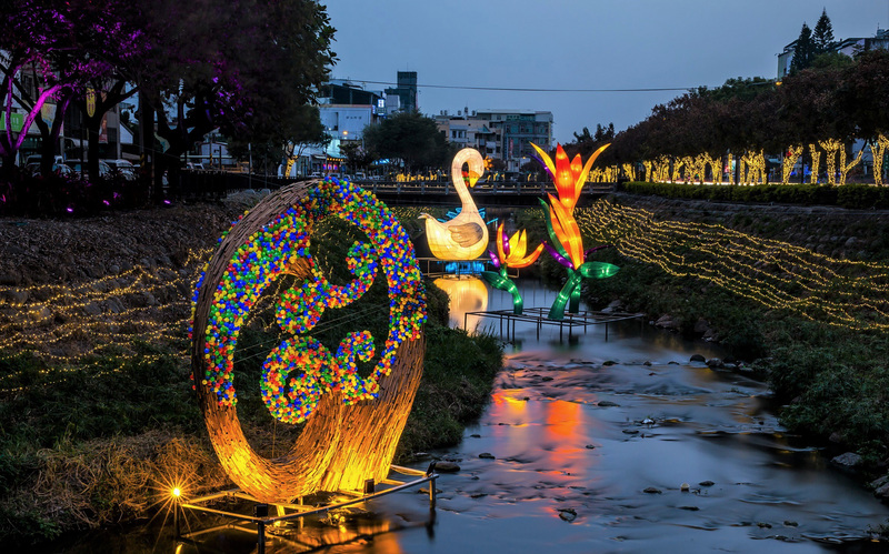 一年一度的「屏東綵燈節」22日晚間正式點燈，今年以「繁花盛豔」為主題，邀請國內外藝術家設計溪中藝術燈飾。(圖：中央社)