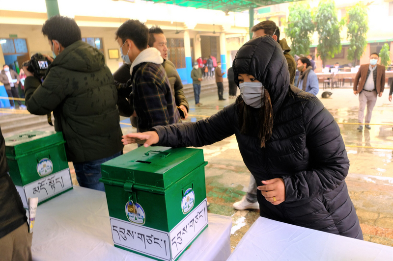 中共在西藏進行專制與高壓統治，流亡到印度的藏人一直尋求能讓西藏恢復獨立自主的地位，且在印度致力於民主制度，希望有一天把民主帶回到西藏。圖為新德里藏人3日投票選舉司政和議員。（資料照片） (圖：中央社)