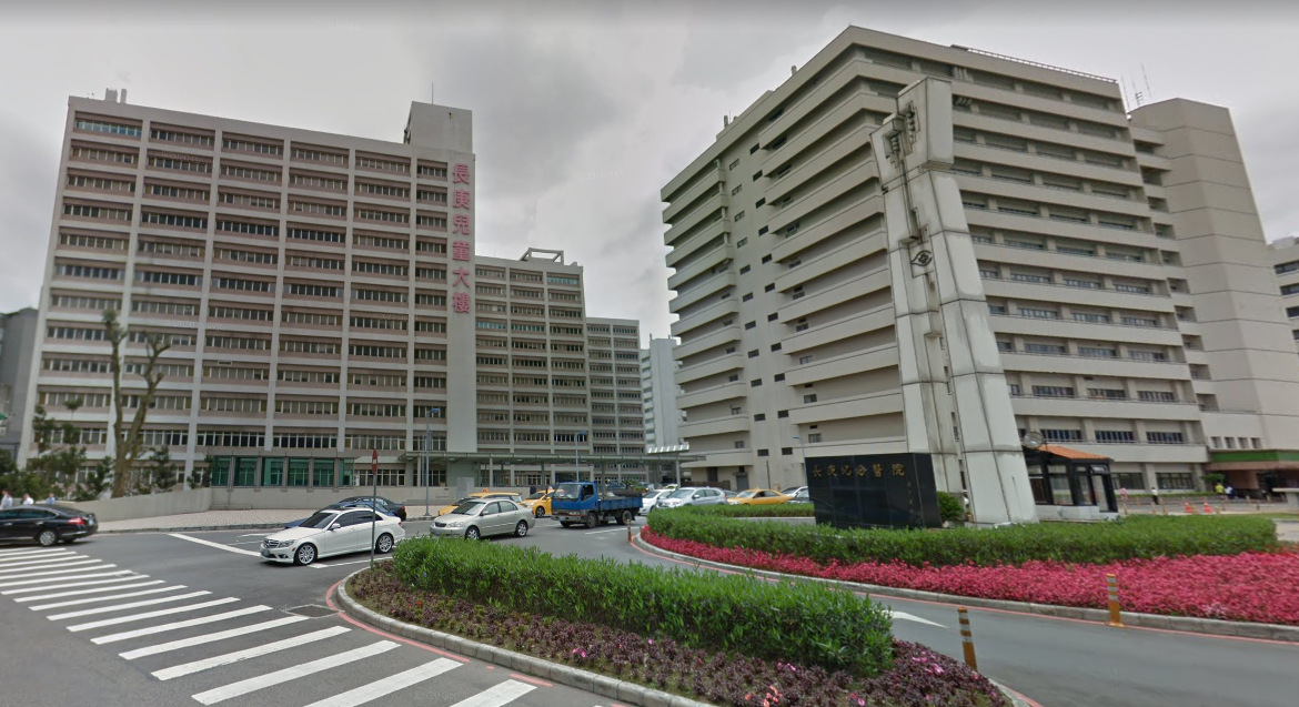 案881牙痛就診確診，長庚醫院表示，全程皆採防疫規格。圖為林口長庚醫院 (Google map)