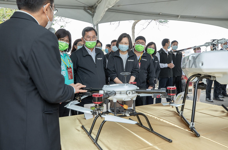 蔡英文總統赴嘉義縣視察「無人機AI創新應用研發中心」。(總統府提供)