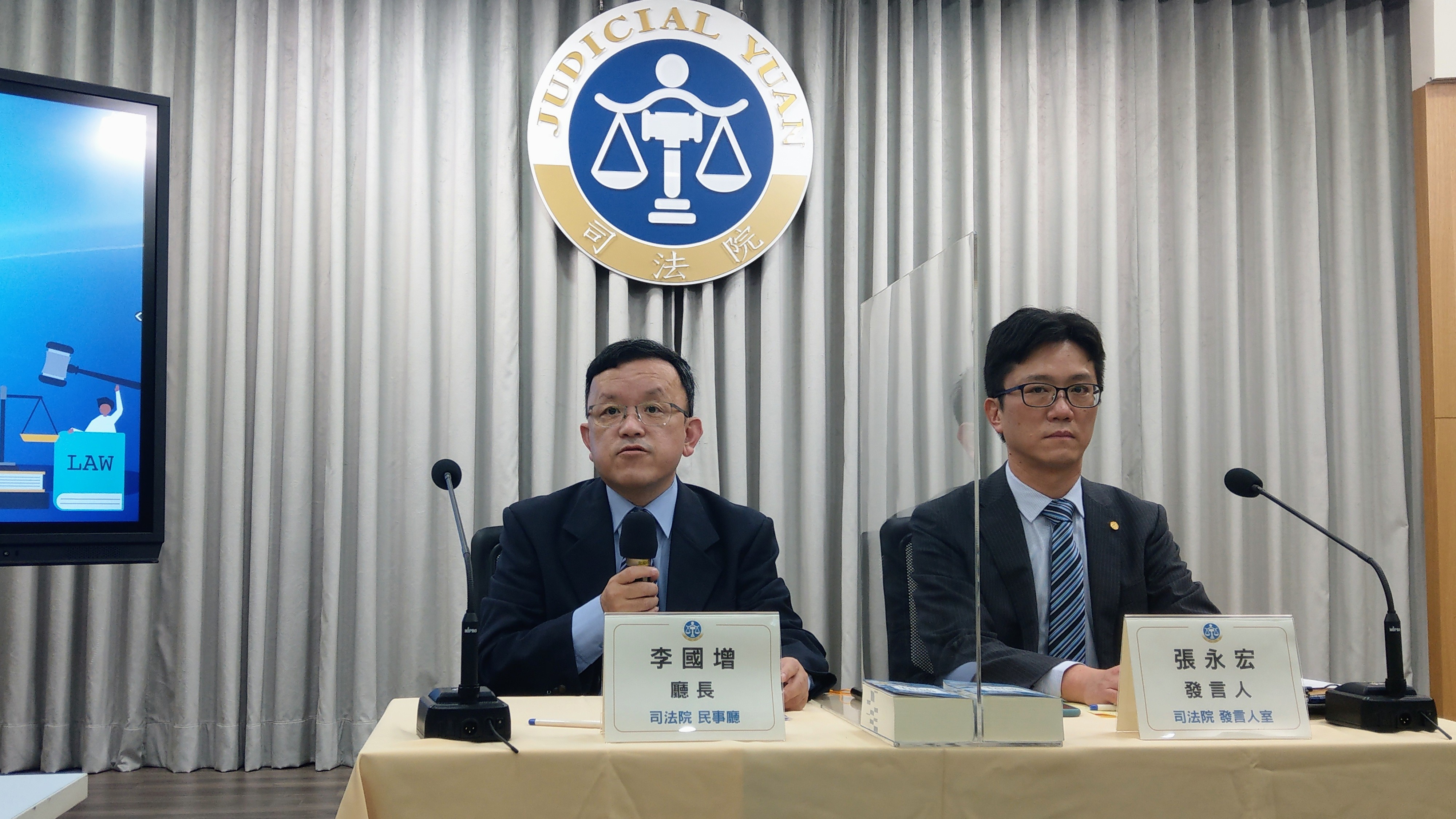 司法院民事廳廳長李國增(左)、司法院發言人張永宏(右)說明司法院修法，保障我國民與外國伴侶亦得成立婚姻關係。(歐陽夢萍 攝)