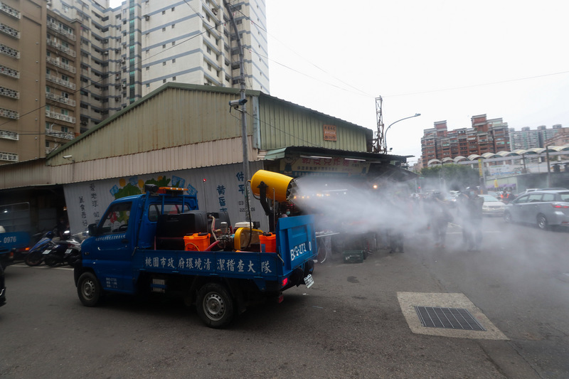 桃園市仲平黃昏市場列入武漢肺炎確診者足跡，桃市府23日下午也隨即出動防疫消毒車到市場周邊噴灑消毒藥水，加強環境清消。 (圖：中央社)