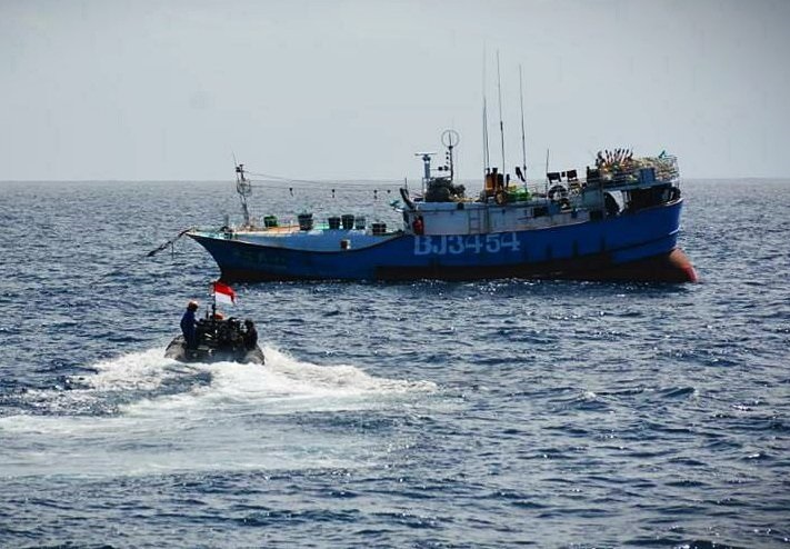 印尼海軍22日逮捕疑似非法捕魚的漁船，船隻掛中華民國國旗。(圖取自推特)