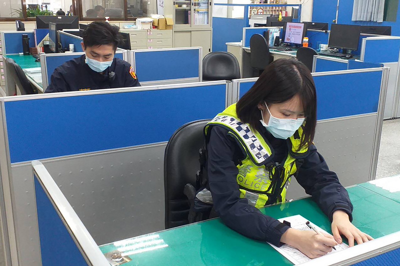 衛生福利部桃園醫院發生武漢肺炎群聚感染，為讓基層員警安心協助防疫勤務，減輕心理壓力，桃園市桃園區4名警友站長決定為各自負責的派出所共171名員警投保防疫險。（桃園市警察局桃園分局提供） (圖：中央社)