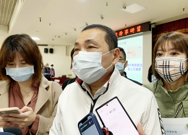 國內武漢肺炎疫情升溫，新北市長侯友宜（中）25日受訪表示，繼日前限制新北市轄內醫院陪、探病者限1人等，即日起更加嚴格，非必要特殊情況，不准探病，只有陪病。 (圖：中央社)