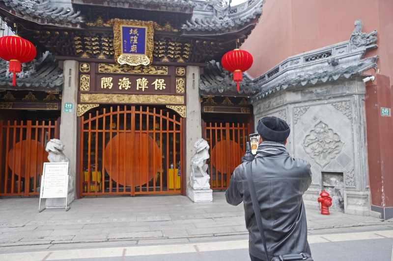 中國疫情防控持續升級，上海城隍廟24日關起大門暫停對外開放，這也代表當地民眾不能在春節去參拜祈福了。（中新社提供） (圖：中央社)