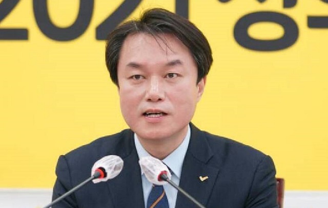 強調性別平等的韓國正義黨，黨主席金鐘哲因性騷擾同黨議員而遭解職。(圖：韓國正義黨臉書)