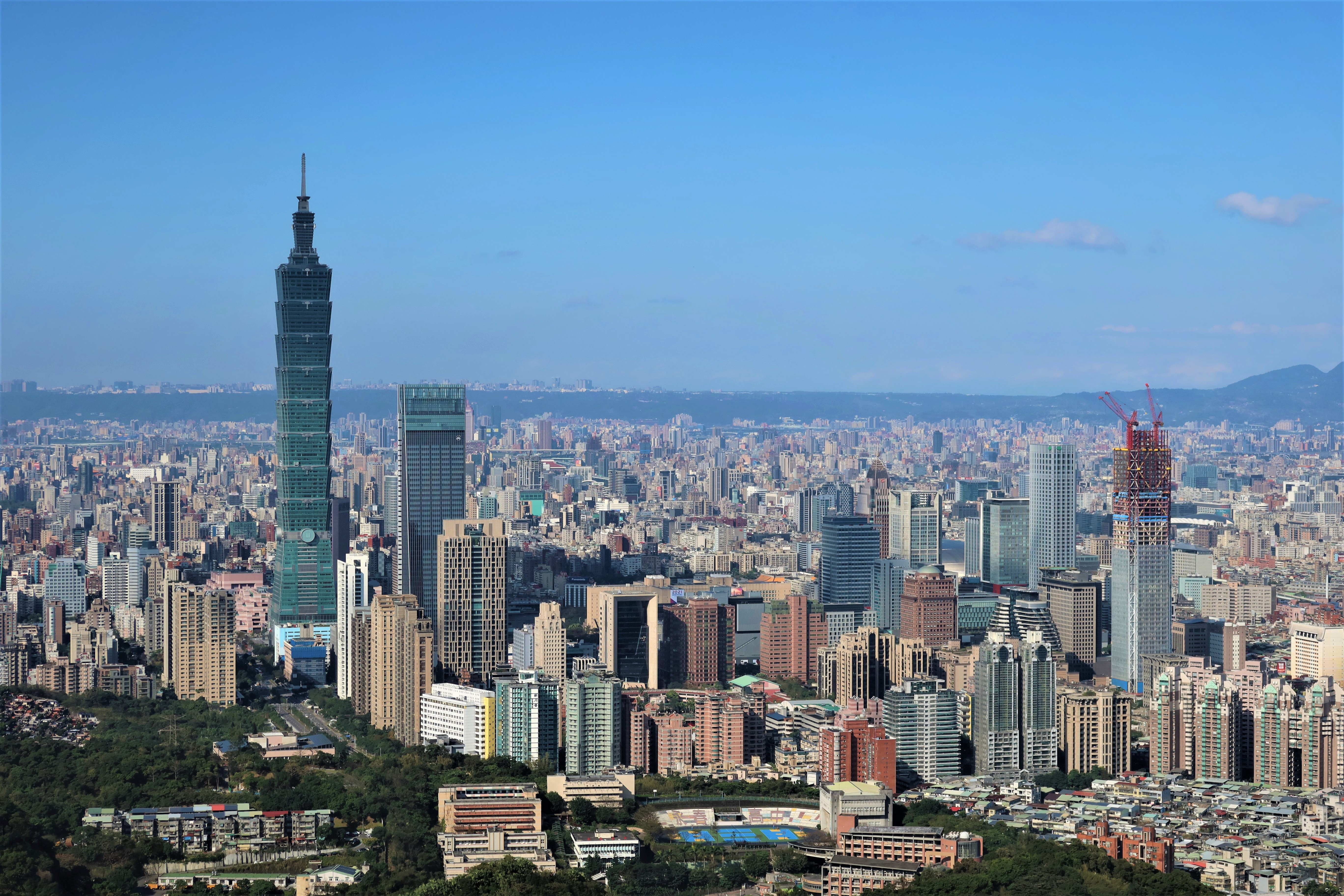 豪宅市場交易持續萎縮，央行將於14日舉行今年最後一次理監事會議，是否鬆綁對豪宅的信用管制措施。(沈聰榮 攝)