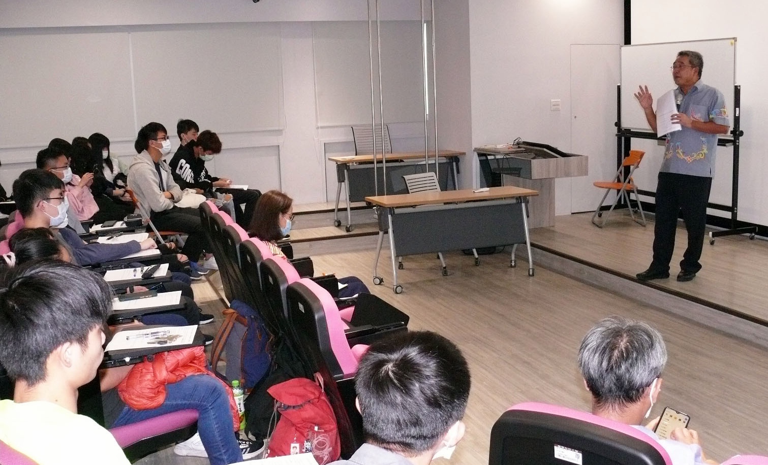 泰國貿易經濟辦事處代表通才多次到龍華科大與師生互動。(龍華科大提供)