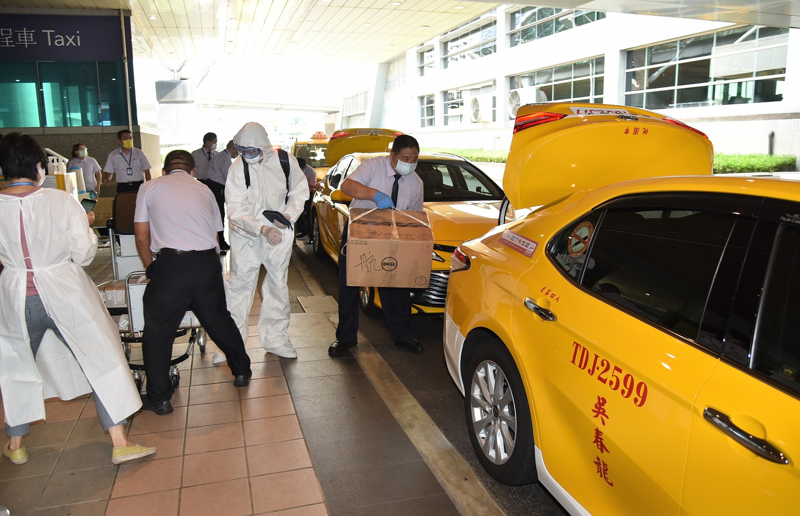 為了因應春節返台潮，桃機公司表示，已加強現場工作人員引導、防疫專車疏運等措施。(桃園機場公司提供)