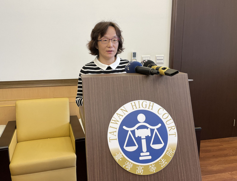 浩鼎生技董事長張念慈等人被控乳癌疫苗試驗未達預期重大消息公開前賣股，涉內線交易。一審士林地方法院判決無罪，經上訴，二審台灣高等法院26日宣判，認定檢方舉證不足，駁回上訴，仍判張念慈等5人無罪。圖為台灣高等法院刑事庭發言人劉方慈（圖）說明判決理由。 (圖：中央社)