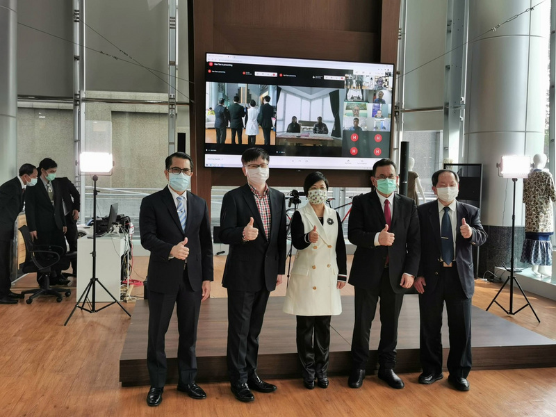 台灣與印尼日前簽署智慧農業科技合作備忘錄，由台灣與印尼2大集團公司代表簽約，駐台北印尼經濟貿易代表處代表章溥帝（Budi Santoso）（右2）、僑委會副委員長徐佳青（中）等人出席見證。（郭俊男提供） (圖：中央社)