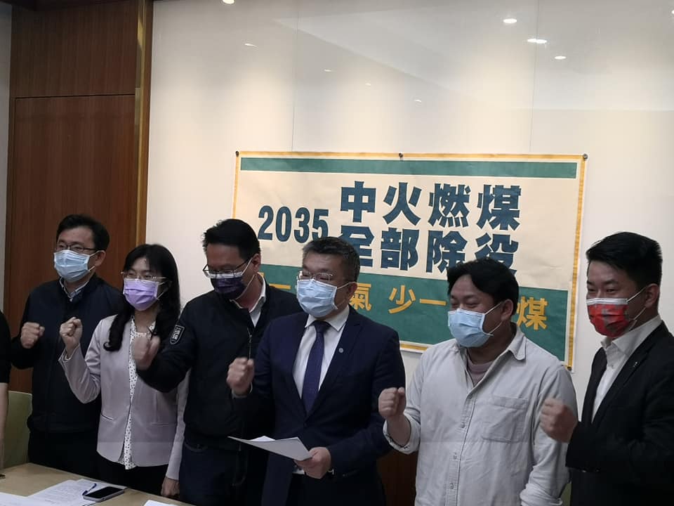 立法院副院長蔡其昌提議，台中火力發電廠燃煤機組2035年全部除役但不拆除、以做為備用，引發討論。（劉玉秋 攝）