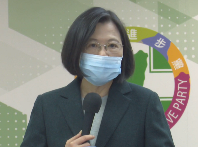 蔡英文總統表示，「支持國片，千言萬語都抵不過身體力行。」(圖擷自蔡英文總統臉書)