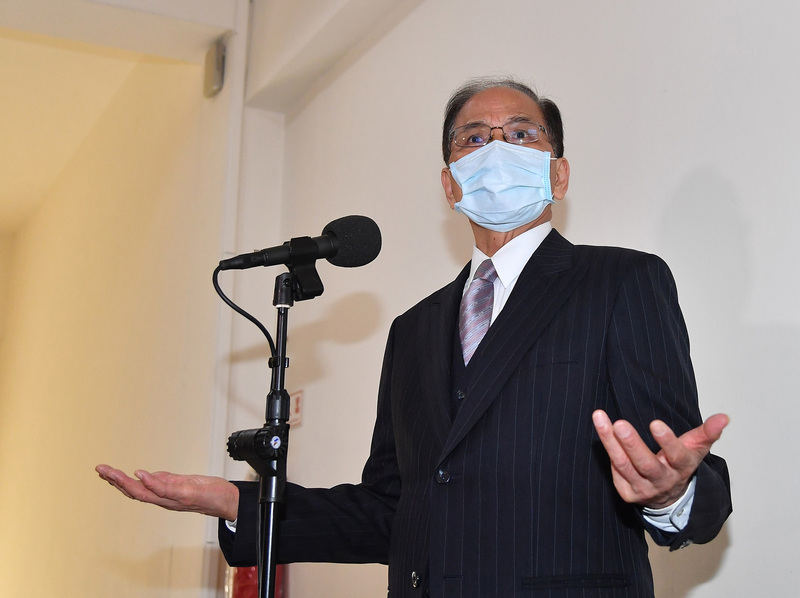 立法院長游錫堃（圖）27日在立法院主持朝野黨團協商，繼續研商「中華民國110年度中央政府總預算案」相關事宜，會前回答關於立法院防疫措施的問題。 (圖：中央社)