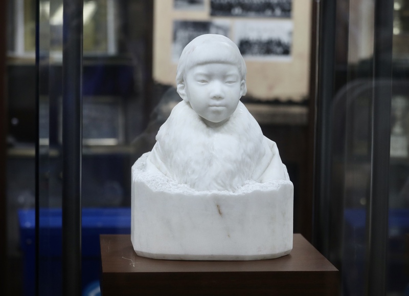 1895年出生的黃土水是台灣首位以雕刻聞名的藝術家，他在短暫耀眼的36年生涯中僅製作3件大理石作品，少女胸像就是他在1920年完成的畢業製作，並隨他一起搭船回台，贈送給母校太平國小。 (圖：中央社)