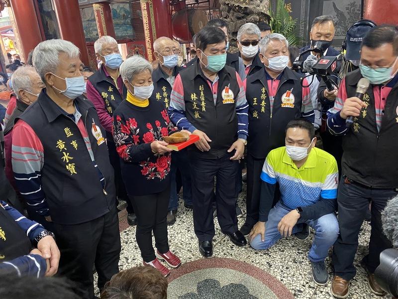 苗栗縣通霄鎮白沙屯拱天宮每年擲筊決定來年媽祖徒步前往雲林進香時程，27日循例由管委會陪同值年爐主向媽祖請示2021年進香期程，擲筊結果為4月11日深夜出發。 (圖：中央社)
