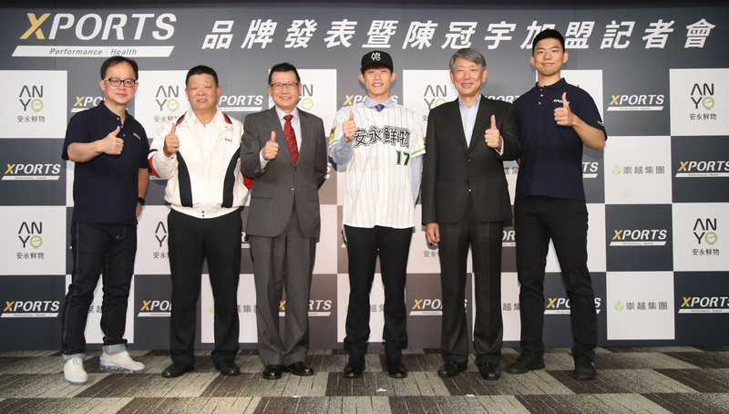準經濟部長郭智輝培養成棒已逾15年的時間，為國家培養出許多好手。圖為2021崇越集團舉辦安永鮮物記者會，集團董事長郭智輝（右2）與他人的合影。 (圖：中央社)