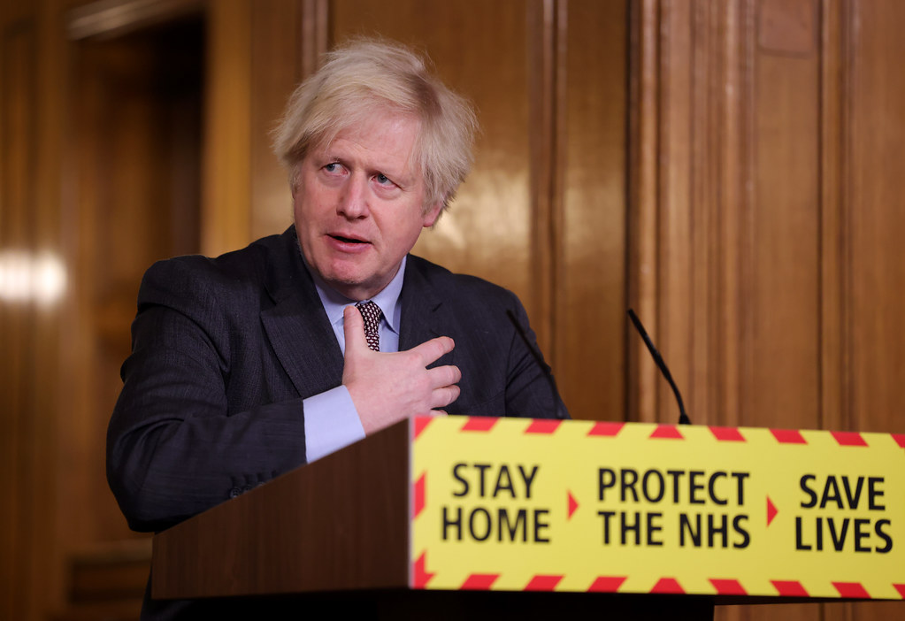 英國染疫死亡超過10萬人，首相強生(Boris Johnson)表示，他為政府採取的行動「負完全責任」。 (圖:英國政府)