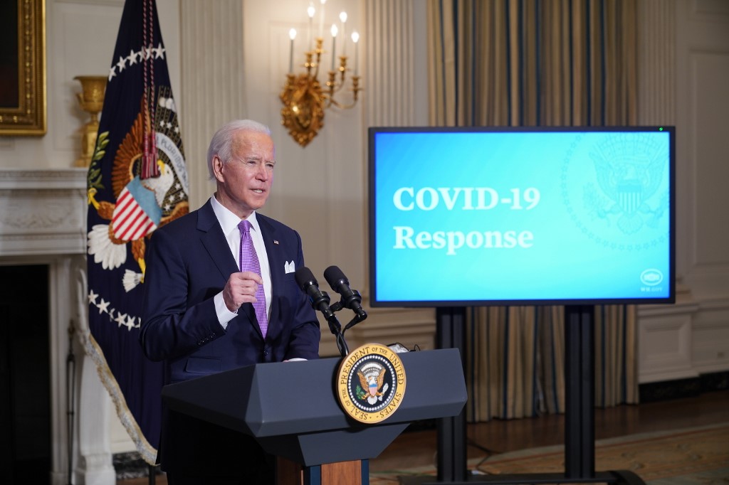 美國總統拜登(Joe Biden)26日在白宮說明因應COVID-19的對策。 (AFP)