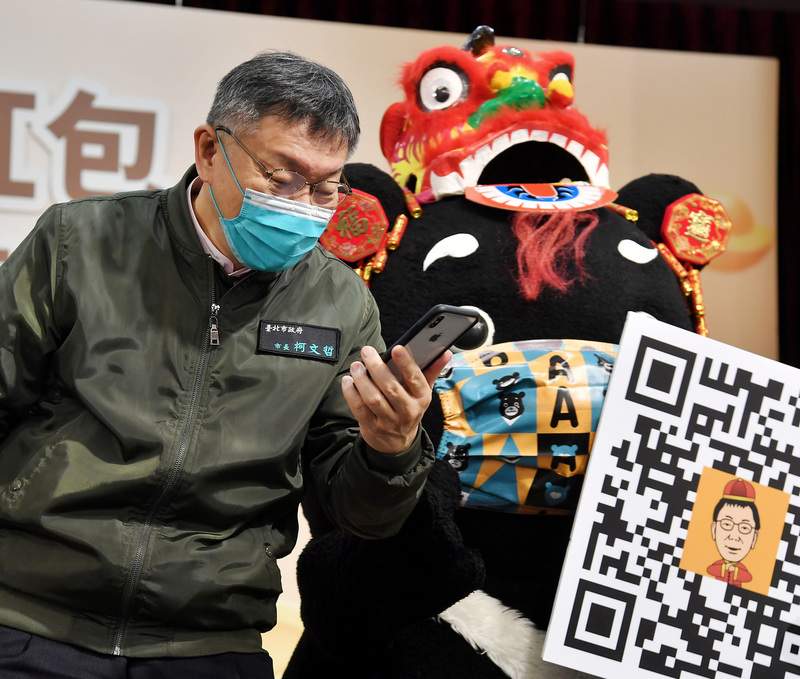 台北市政府28日舉行記者會宣傳悠遊付線上領紅包，台北市長柯文哲（左）出席，並接受媒體訪問。 (圖：中央社 )