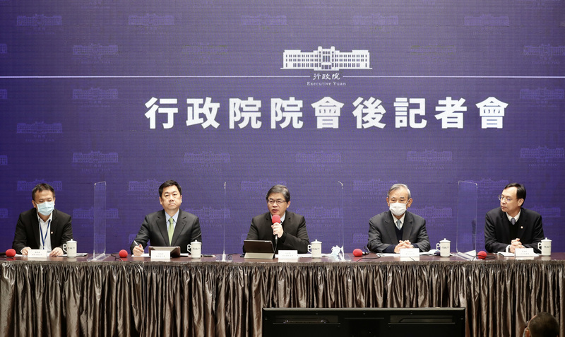 行政院祕書長李孟諺（中）28日主持行政院會後記者會，衛福部次長石崇良（右）、法務部次長陳明堂（右2）、國發會副主委施克和（左）、內政部次長陳宗彥（左2）出席。 (圖：中央社)
