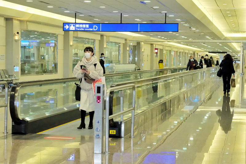 指揮中心升高柬埔寨疫情。圖為桃園機場入境旅客。 (圖：中央社)