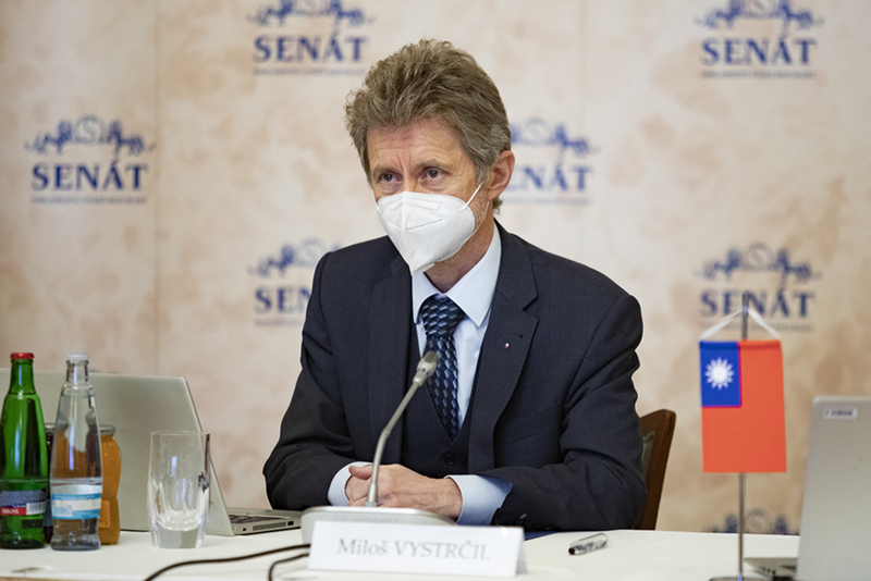 捷克參議院議長維特齊28日在參院主持捷克學生赴台學習華語文的簡報會。（捷克參議院提供） (圖：中央社)