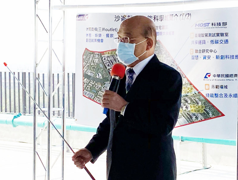 行政院長蘇貞昌（圖）29日訪視台南市歸仁區沙崙智慧綠能科學城，他致詞表示，台灣防疫世界第一，也是所有國家經濟成長表現最好的，希望國人多給公務員肯定及感謝，成績會更好。 (圖：中央社)